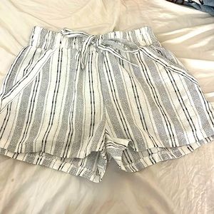 Beach like shorts with stripes and scrunched waist band